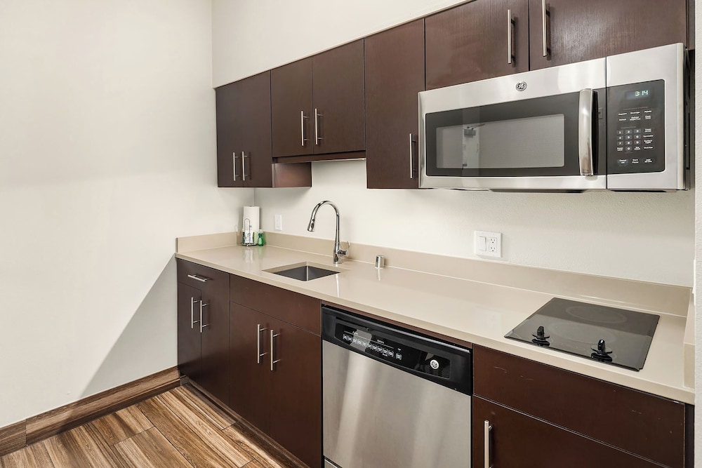 Suite, Multiple Beds, Bathtub (Mobility & Hearing) - Photo 3