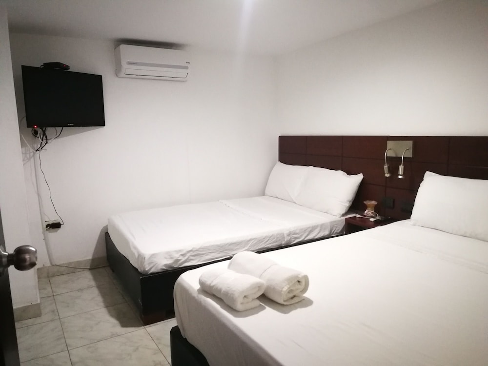 Family Room, Multiple Beds, Bathtub