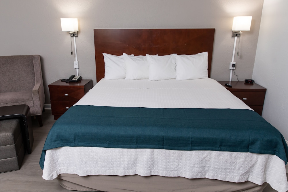 Standard Room, 1 King Bed, Non Smoking, Kitchenette - Photo 2