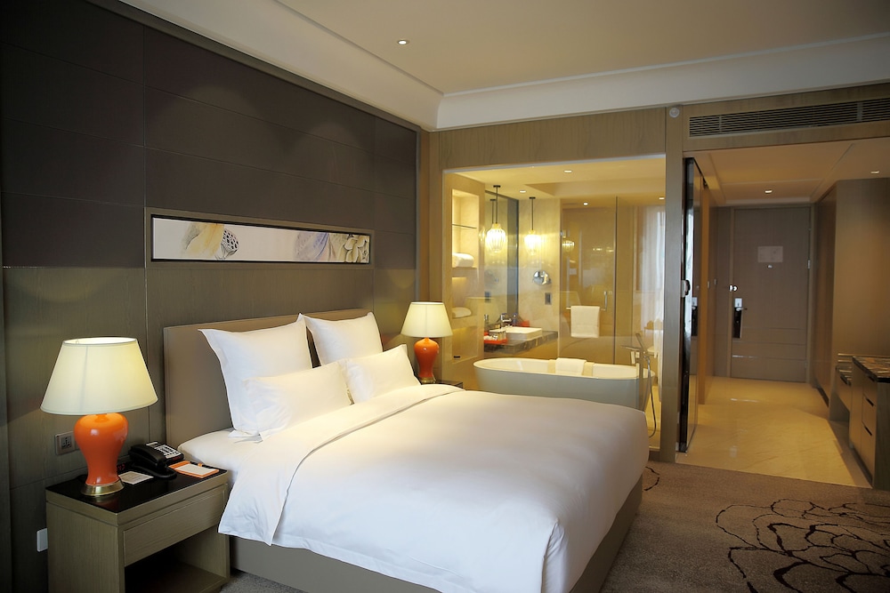 Deluxe Room, 1 King Bed, Club Lounge Access (Executive)