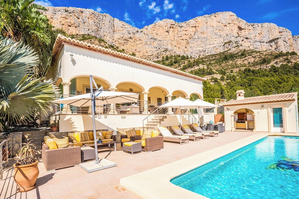 Villa (4 Bedrooms)