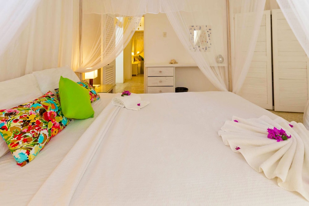 Warm Breezes - 3 bedrooms- shared pool-on a hill with lots of stairs, for the best Seaview. photo 3