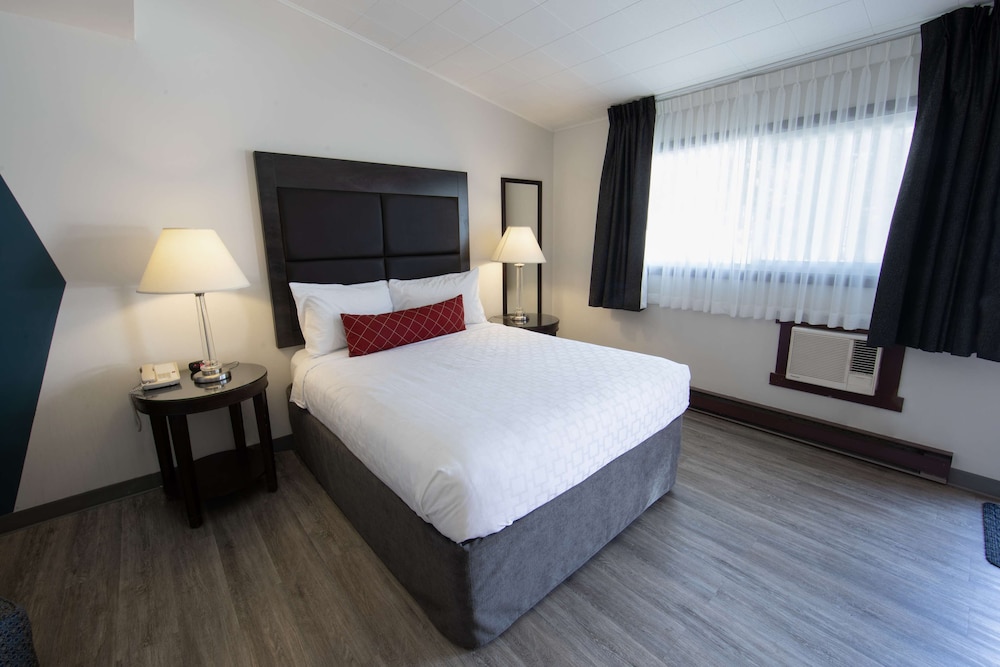 Standard Room, 1 Queen Bed, Refrigerator & Microwave, Ground Floor (Shower Only) - Photo 2