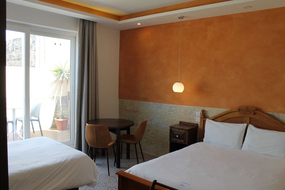 Executive Twin Room (accessible via external staircase)