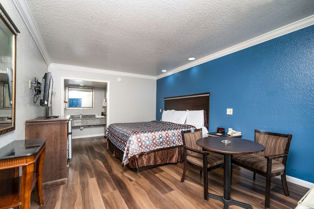 Room, 1 King Bed, Smoking - Photo 1