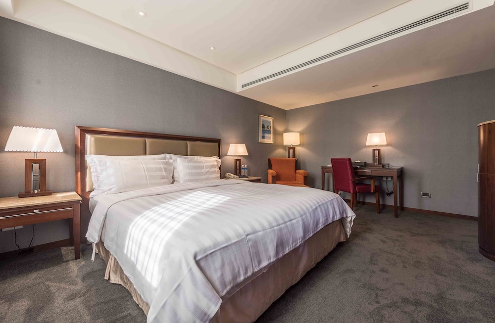 Deluxe Room, 1 King Bed photo 2