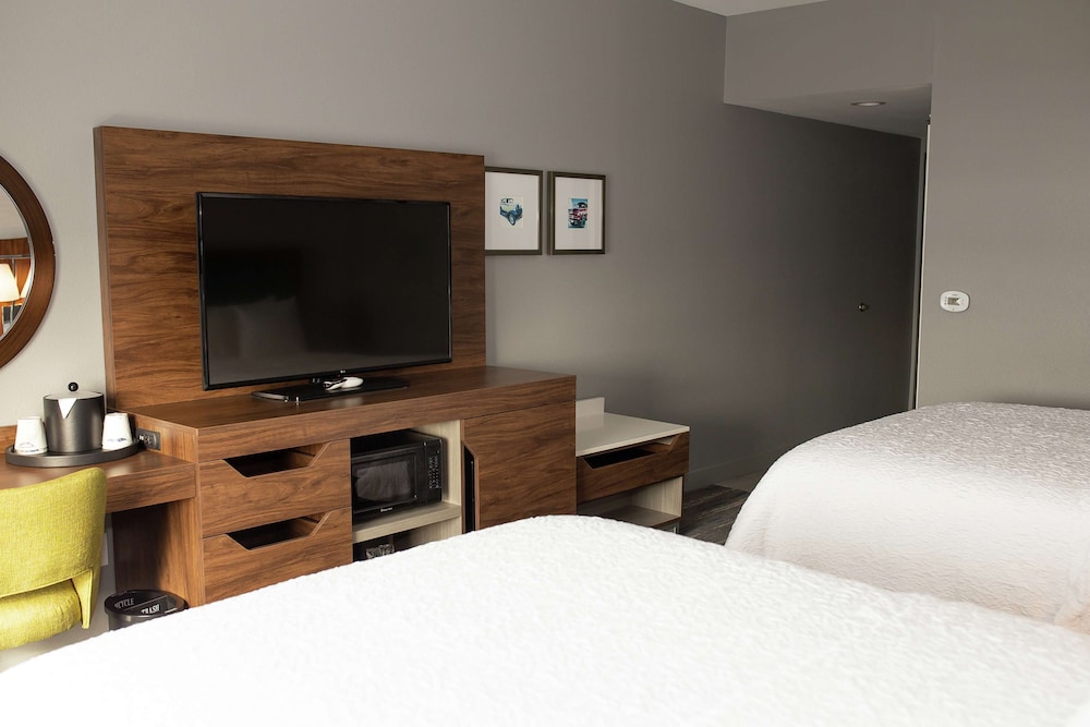 Room, 2 Queen Beds, Refrigerator & Microwave - Photo 7