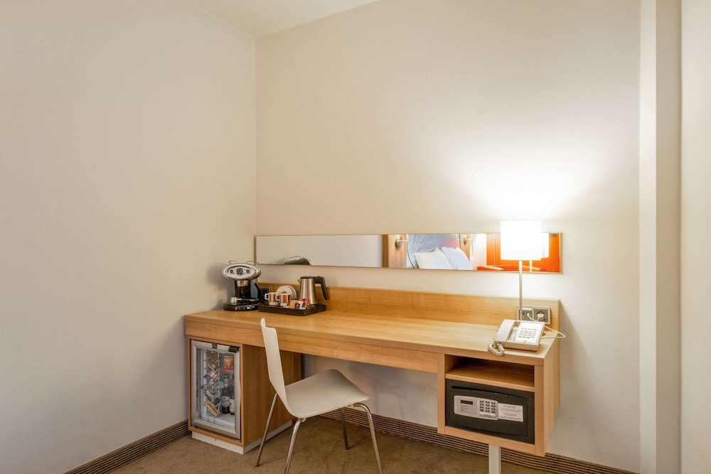 Room, 1 King Bed, Non Smoking (Efficiency) - Photo 7