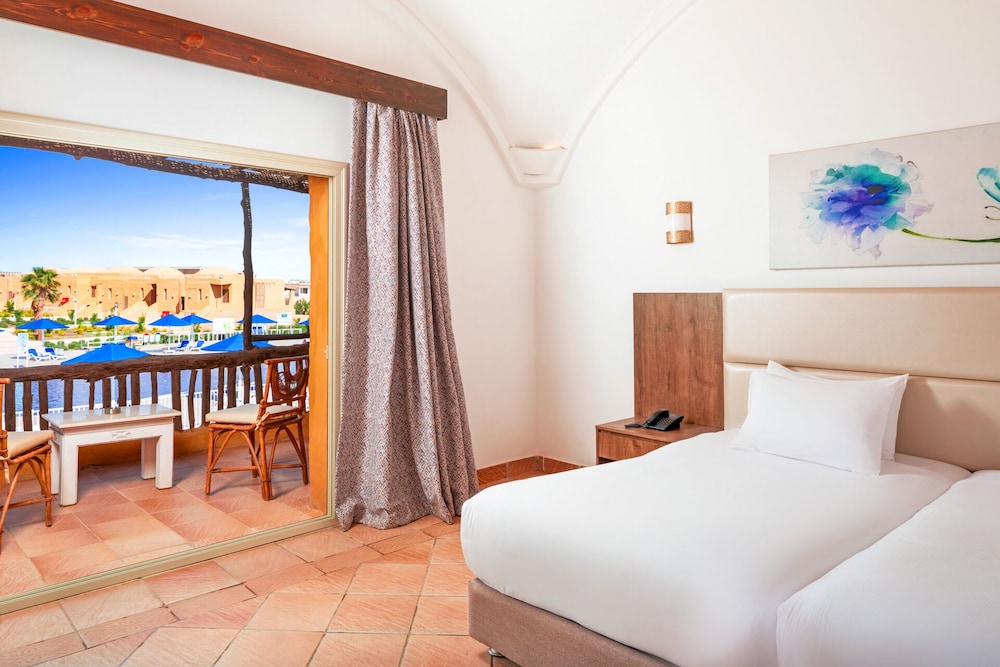 Superior Double or Twin Room, Pool View - Photo 2