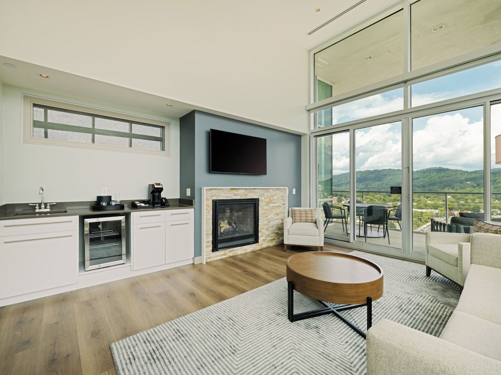 Suite, 1 Bedroom - Photo 2