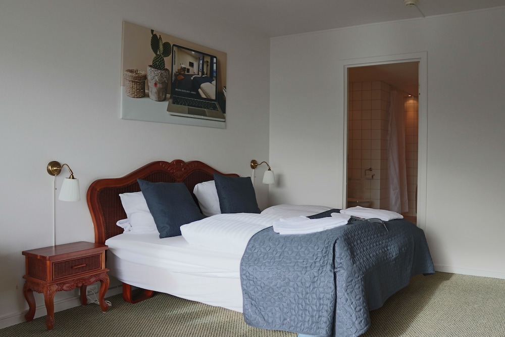 Standard Double Room, 2 Twin Beds, Lake View photo 3