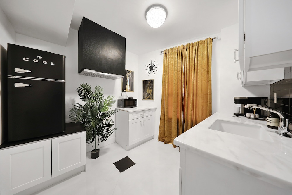 Presidential Studio Suite, 1 King Bed, Accessible, Pool View photo 3