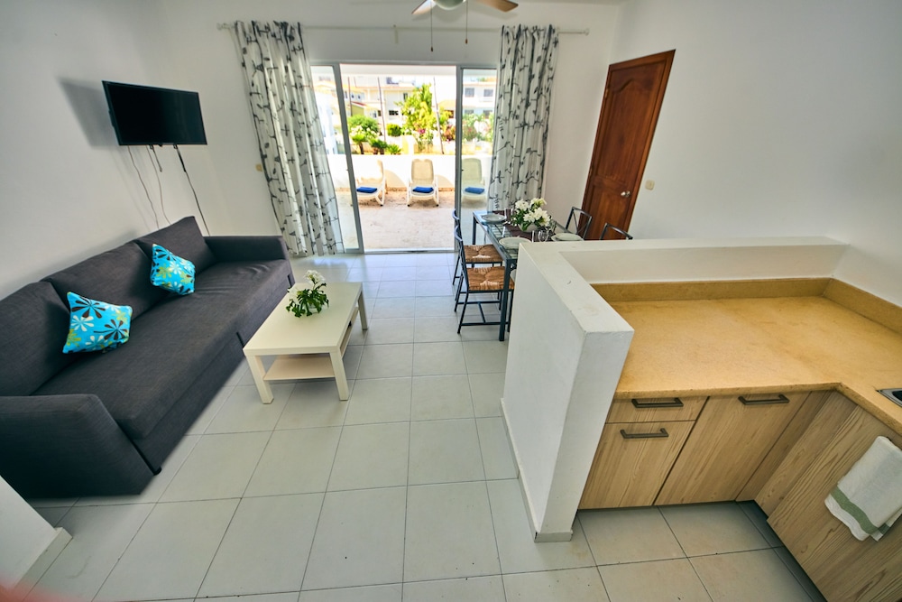 Classic Apartment, 2 Bedrooms, Pool View