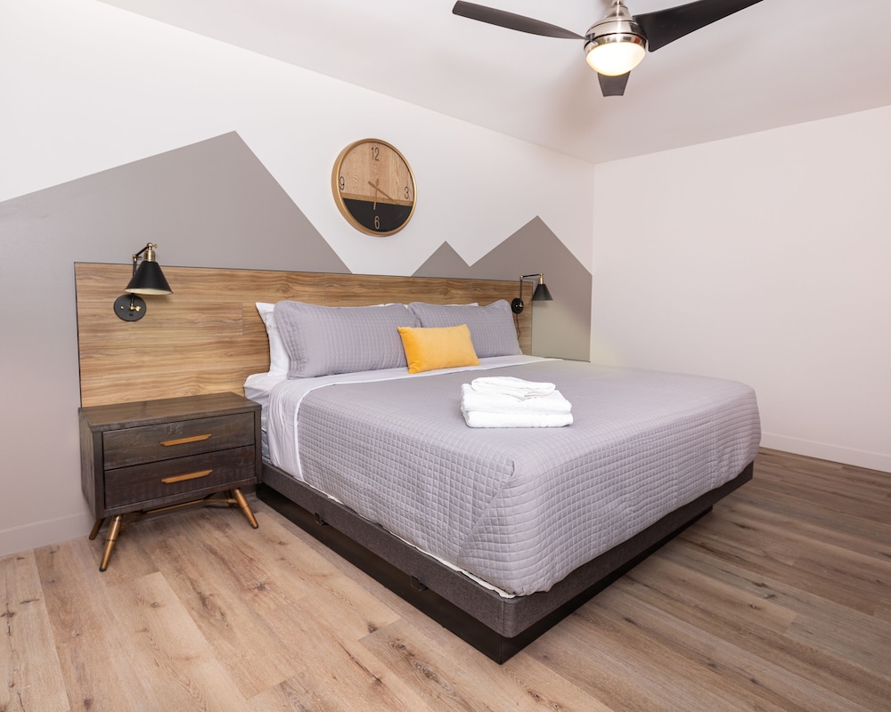 Basic Studio, 1 King Bed