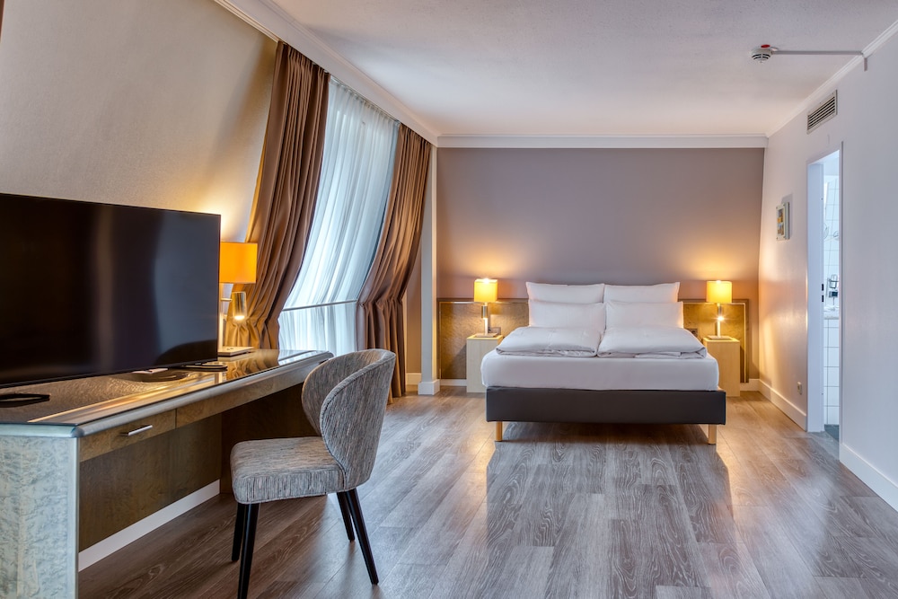 Privilege, Suite, 1 Queen Bed - Photo 4