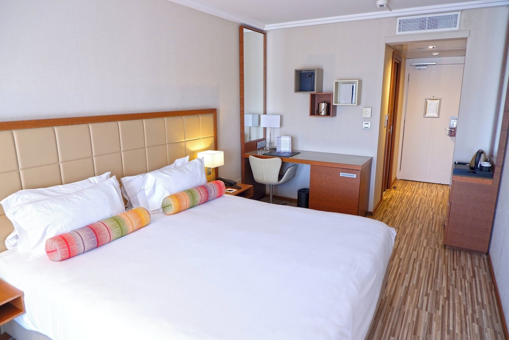 Room, 1 Queen Bed, Balcony, Pool View (Balcony)