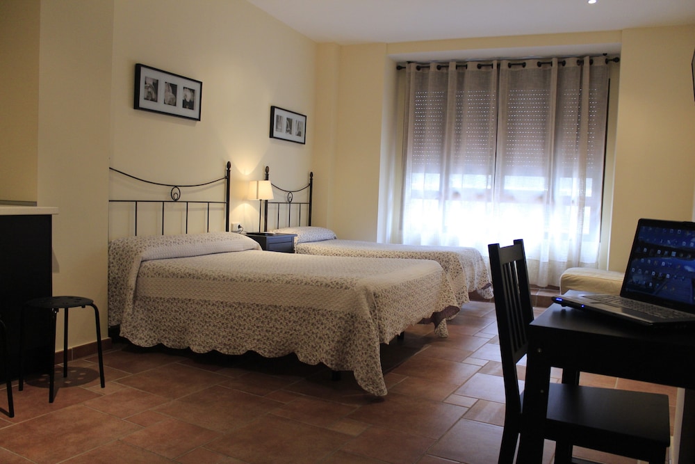 Triple Room, Private Bathroom - Photo 2
