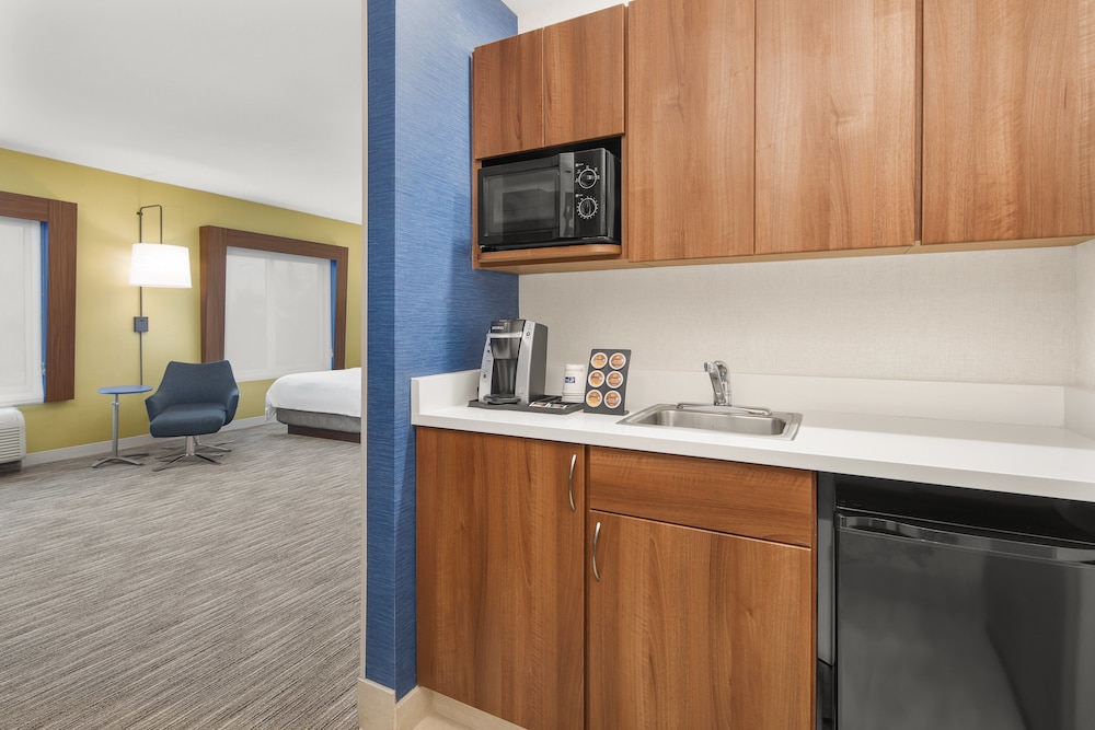 Suite, 2 Queen Beds - Photo 8
