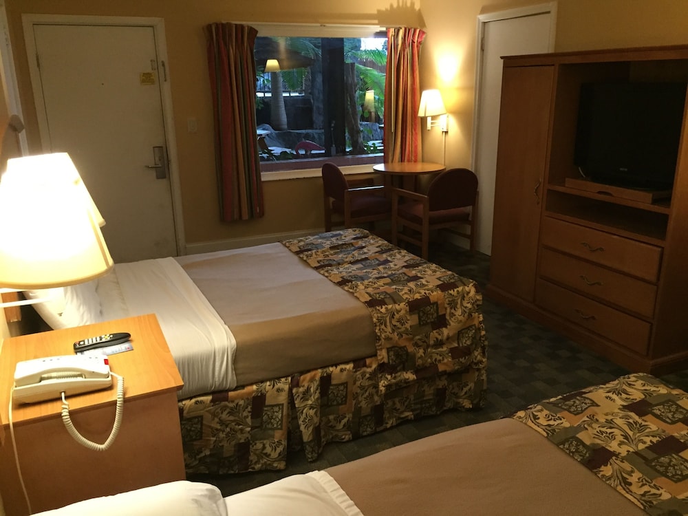 Non Poolside room with One king size bed Non smoking photo 2
