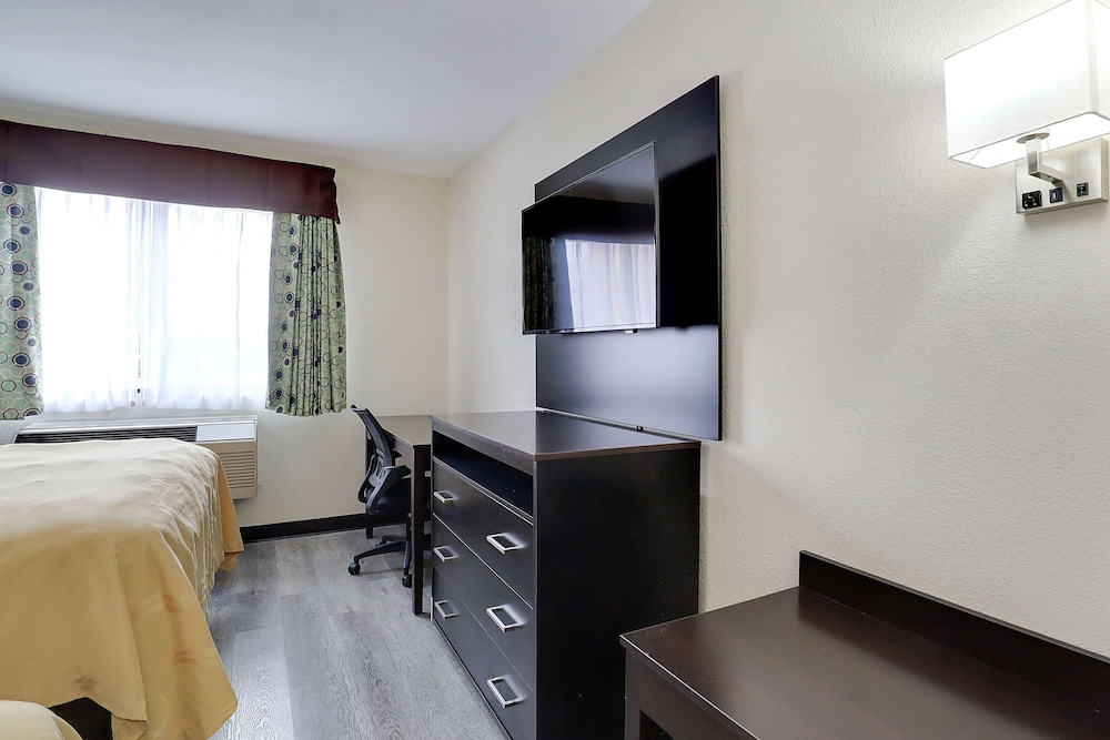 Suite Two Queens Non Smoking - Photo 9