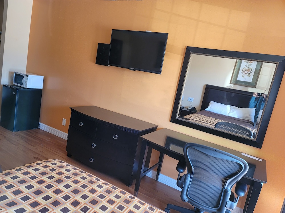Standard Room, 1 King Bed, Refrigerator & Microwave photo 1