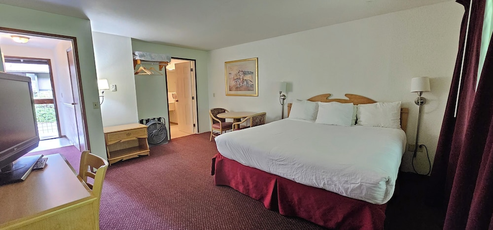 Deluxe Room, 1 King Bed, Garden View photo 2