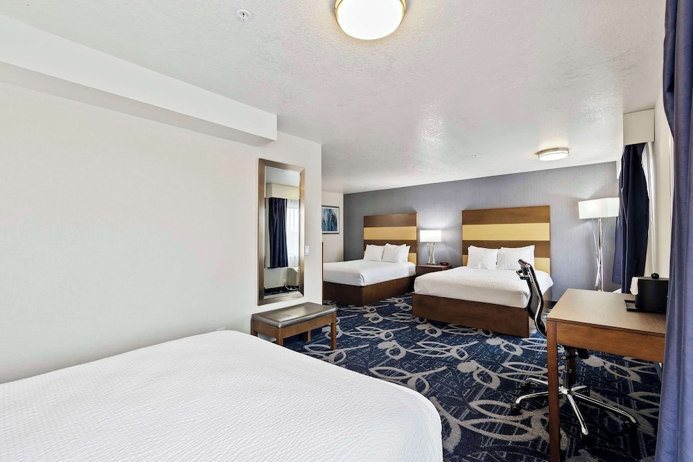 Standard Room, Multiple Beds, Non Smoking, Refrigerator & Microwave photo 3