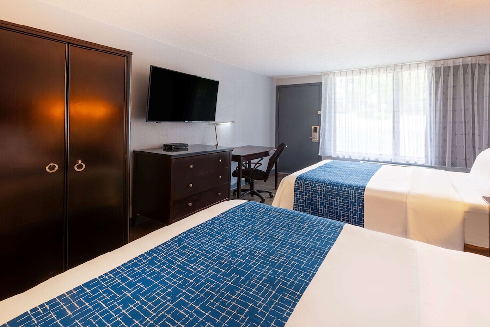 Room, 2 Queen Beds, Smoking - Photo 3