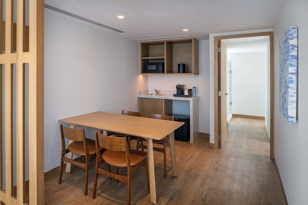 Suite, 1 Bedroom - Photo 2