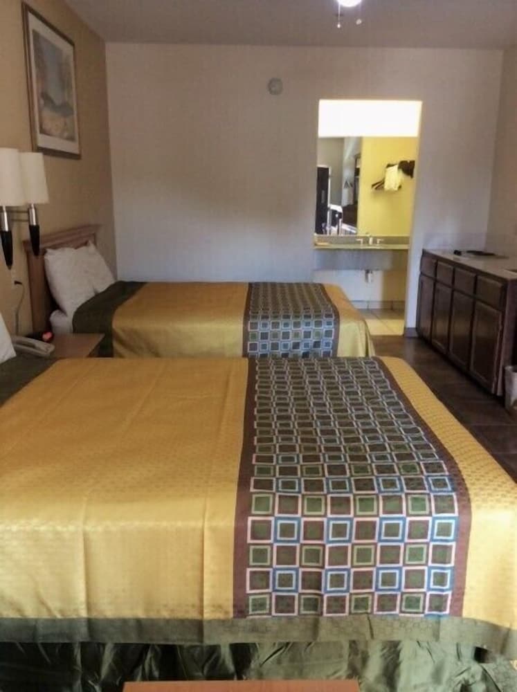 Deluxe Room, 2 Queen Beds, Smoking - Photo 20