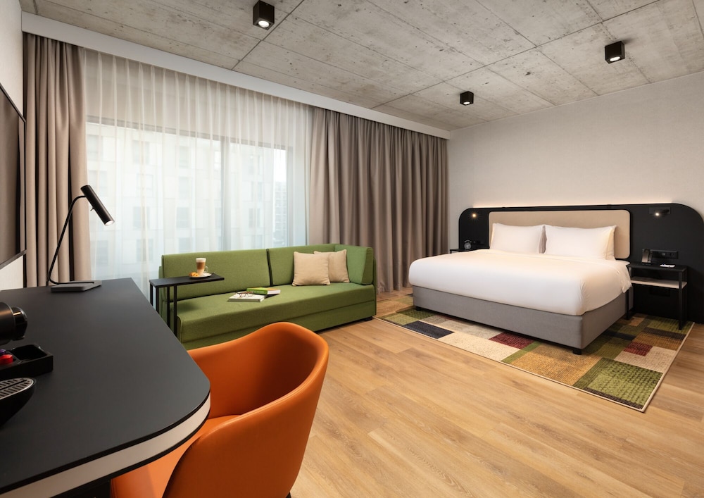 Suite, 1 Bedroom - Photo 2