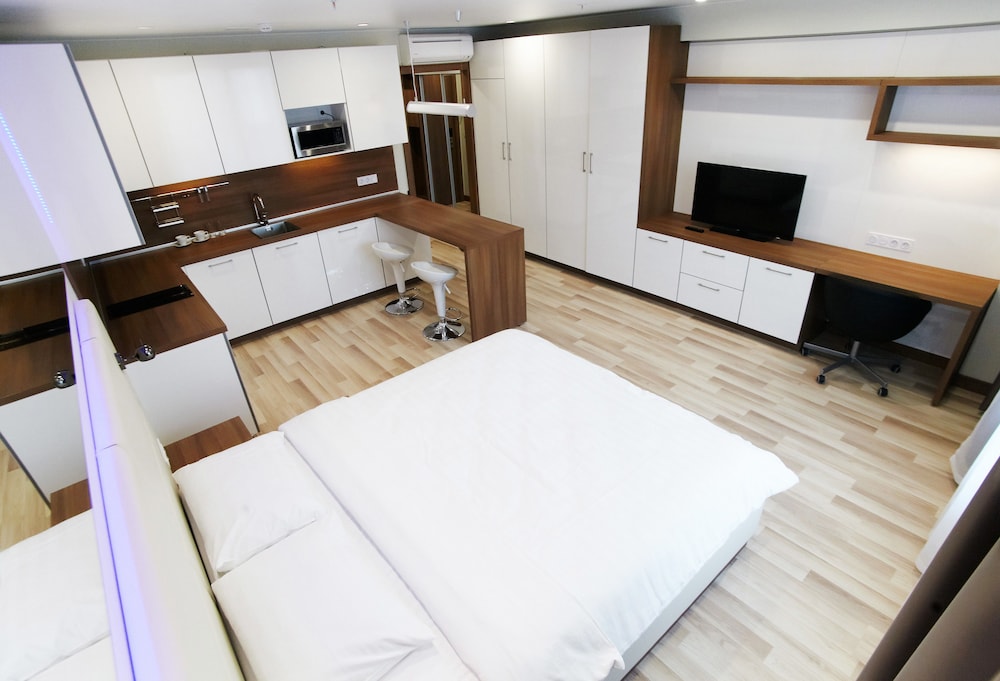 Comfort Studio, 1 Queen Bed, Kitchen, City View photo 2