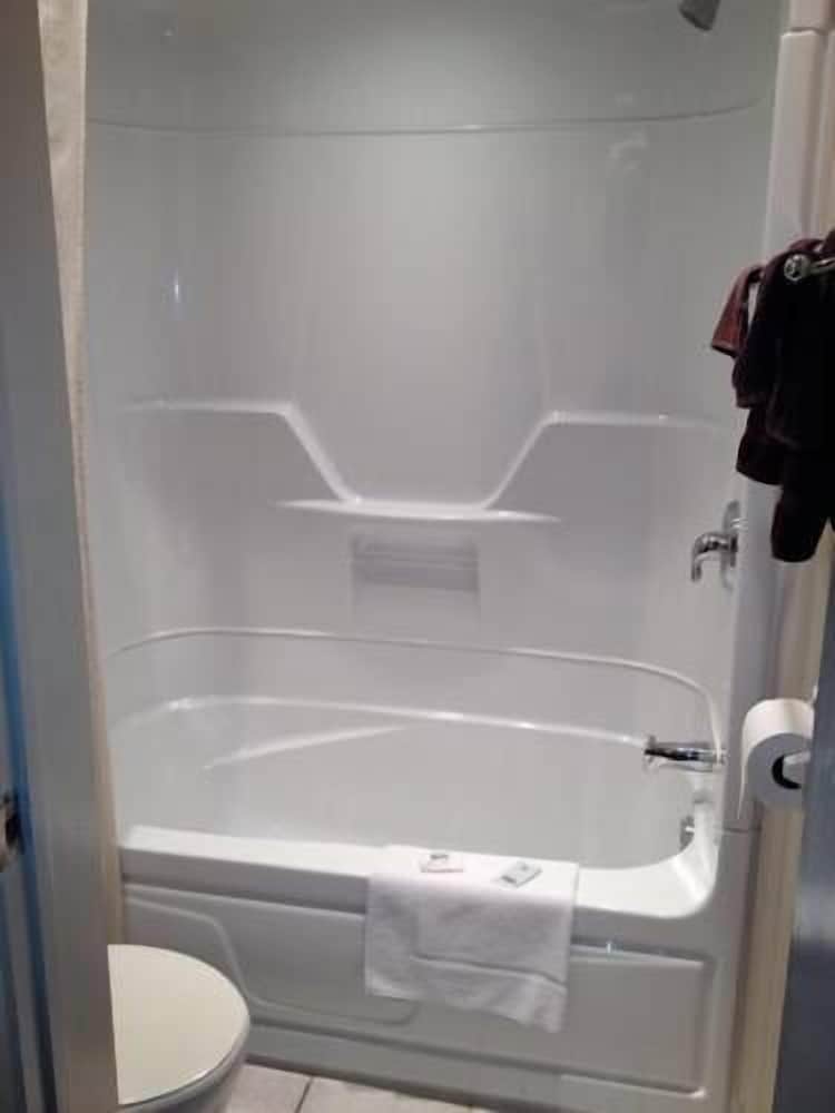 Basic Double Room, 2 Double Beds photo 3