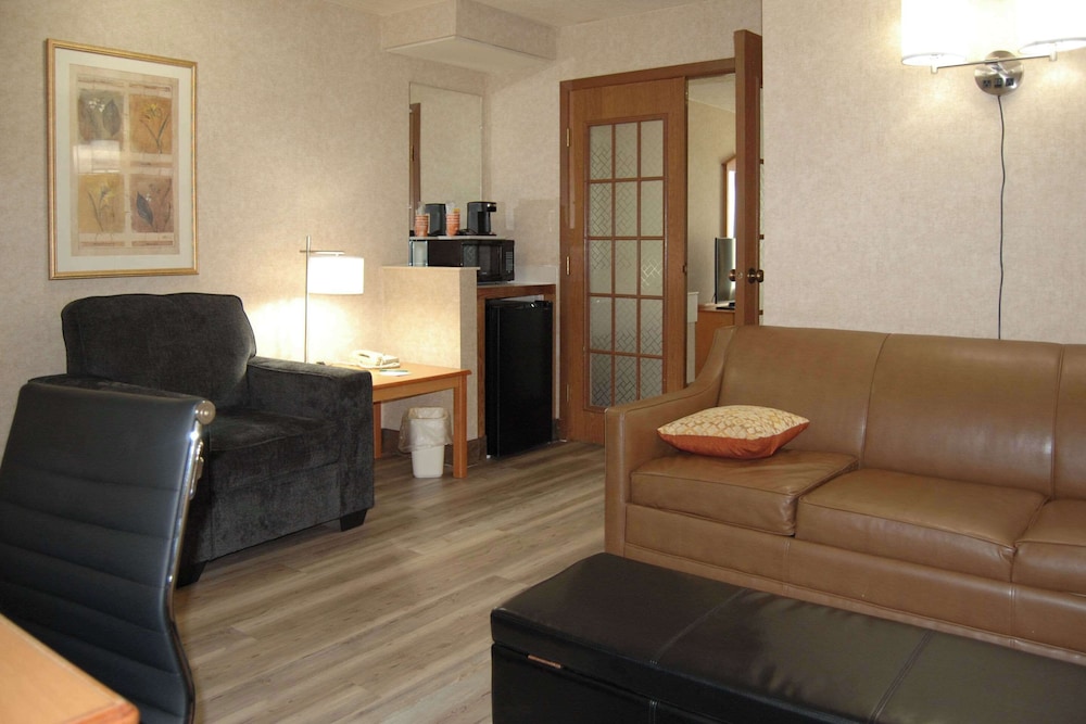 Suite, 1 King Bed with Sofa bed, Accessible, Non Smoking - Photo 1