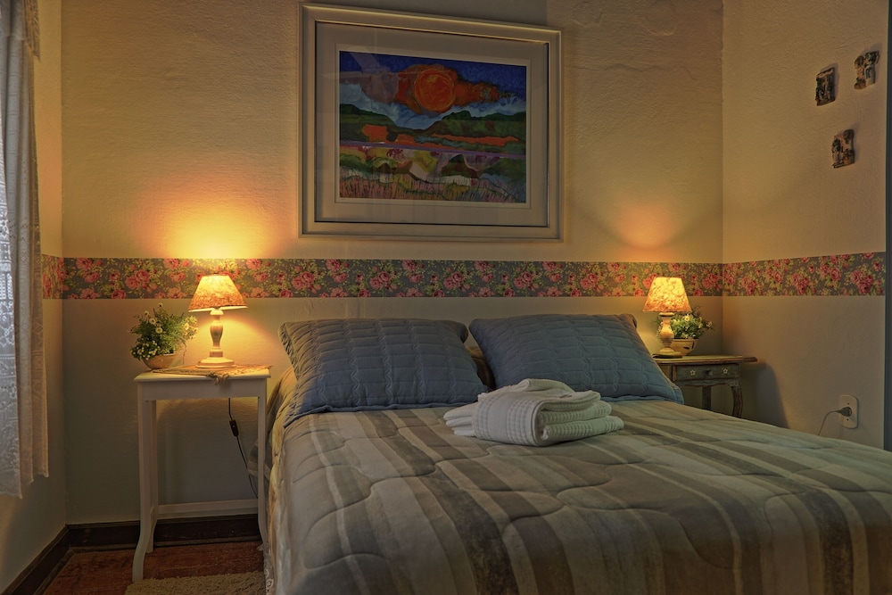 Classic Chalet, 1 Queen Bed, Non Smoking, Pool View