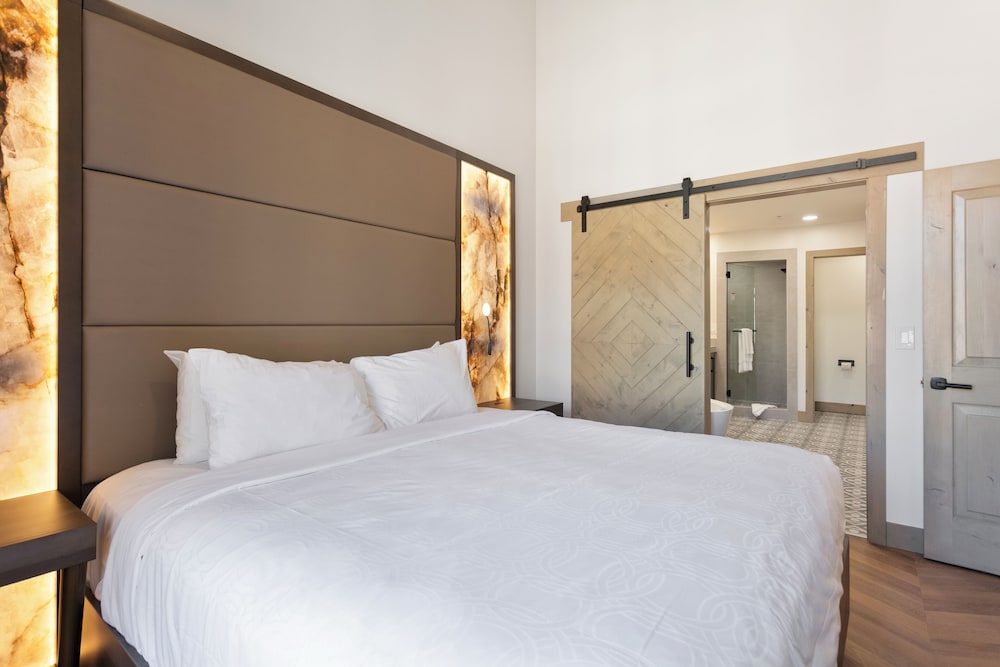 Deluxe Condo, Multiple Beds, Fireplace, Top Floor