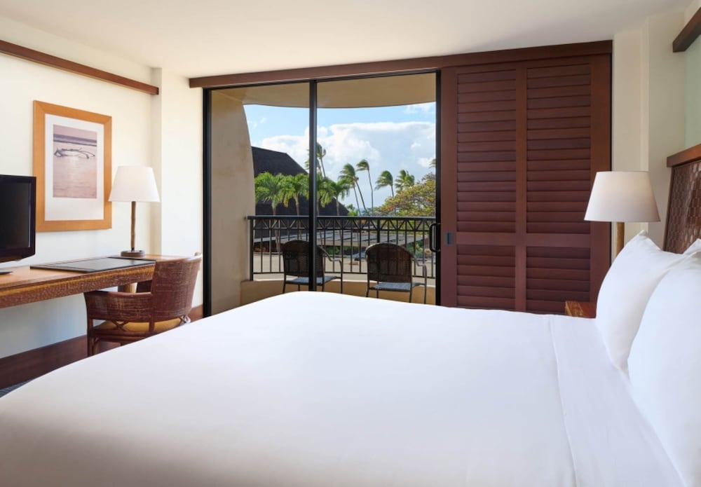 Room, 1 King Bed, Partial Ocean View, Tower (ADA)