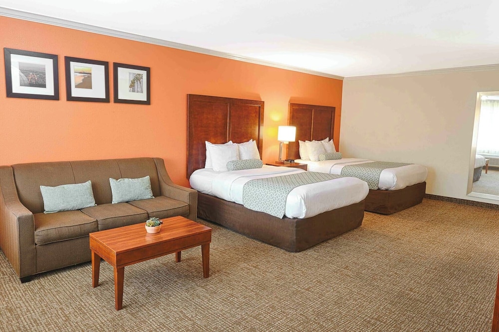 Family Room, 2 Queen Beds, Non Smoking