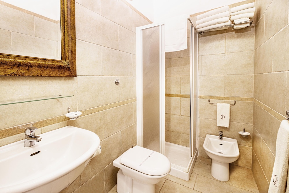 Comfort Room, 2 Bedrooms photo 2