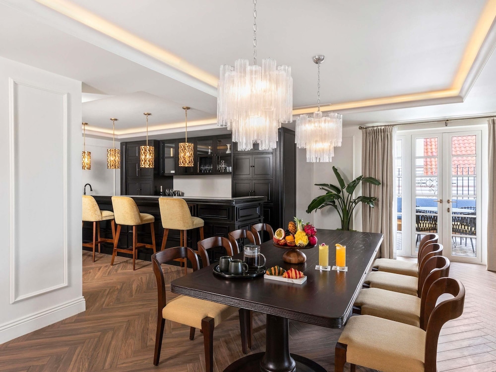 PRESTIGE 1 BEDROOM SUITE 1 KING PLAZA VIEW WITH BALCONY