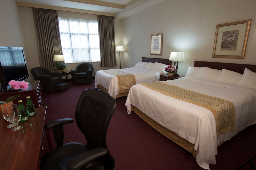 Standard Room, 2 Queen Beds, Accessible, Refrigerator & Microwave (Refrigerator & Microwave) - Photo 4