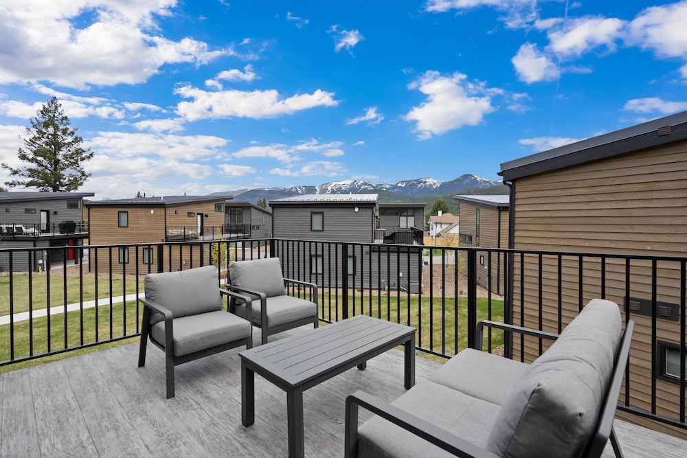 House, Multiple Beds, Hot Tub, Mountain View photo 2