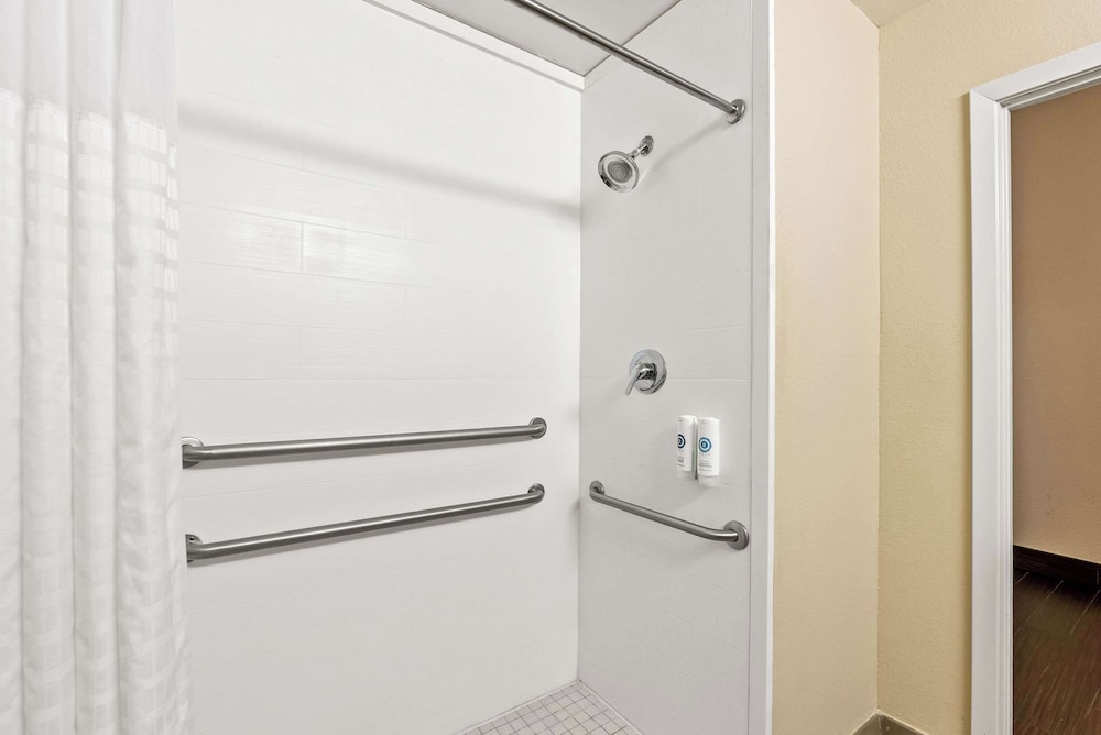 Room, 1 King Bed, Accessible, Non Smoking - Photo 2