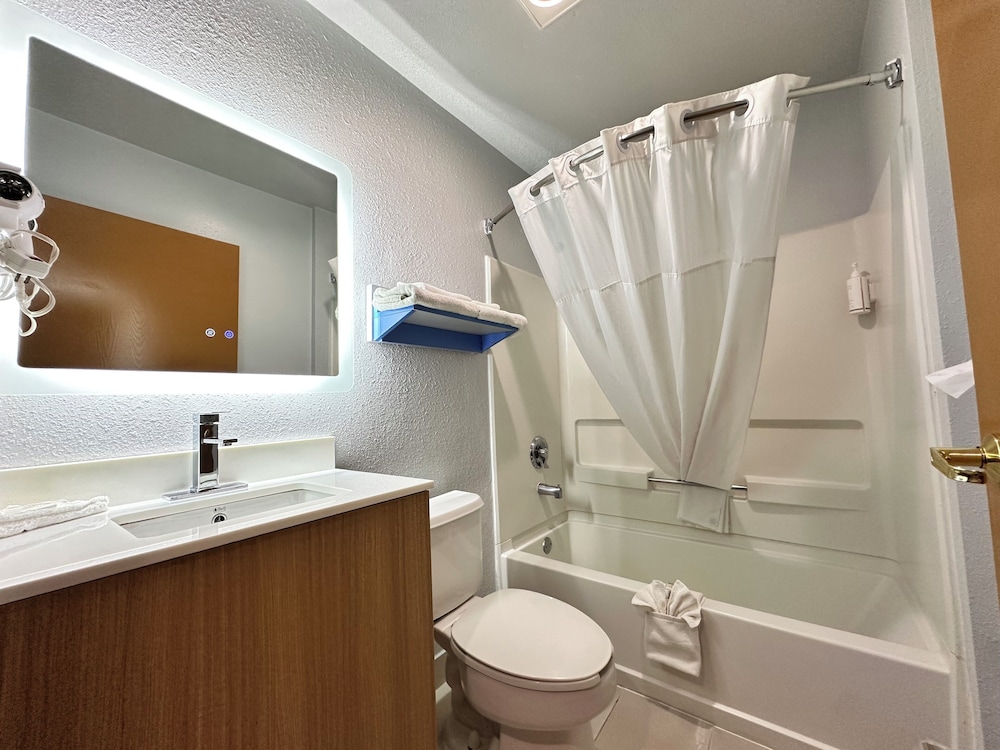 Standard Room, 2 Queen Beds - Photo 13