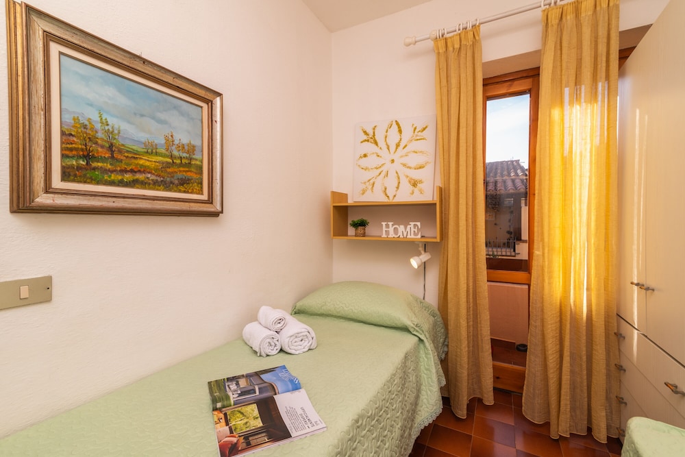 Family Apartment, Multiple Bedrooms, 2 Bathrooms (Piazzetta Albatros 50m From The Beach)