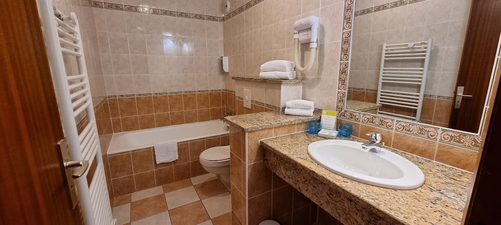 Standard Double or Twin Room - Photo 8