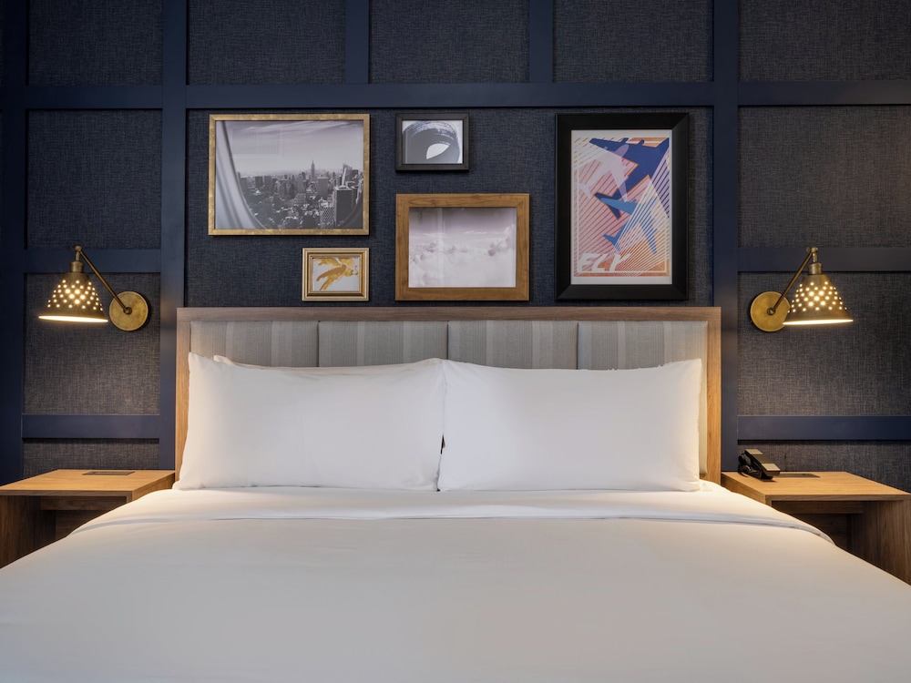 Grand Room, 1 King Bed, Transfer Shower (Mobility) - Photo 4