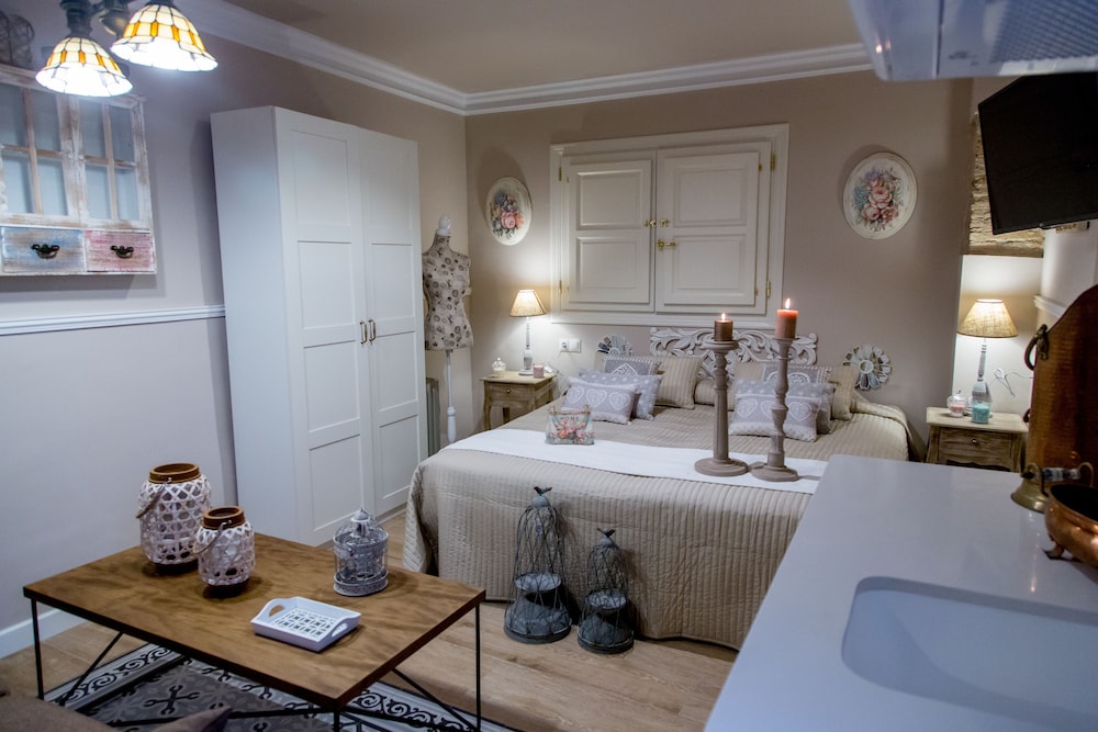 Premium Apartment, 1 Bedroom, Refrigerator & Microwave photo 3