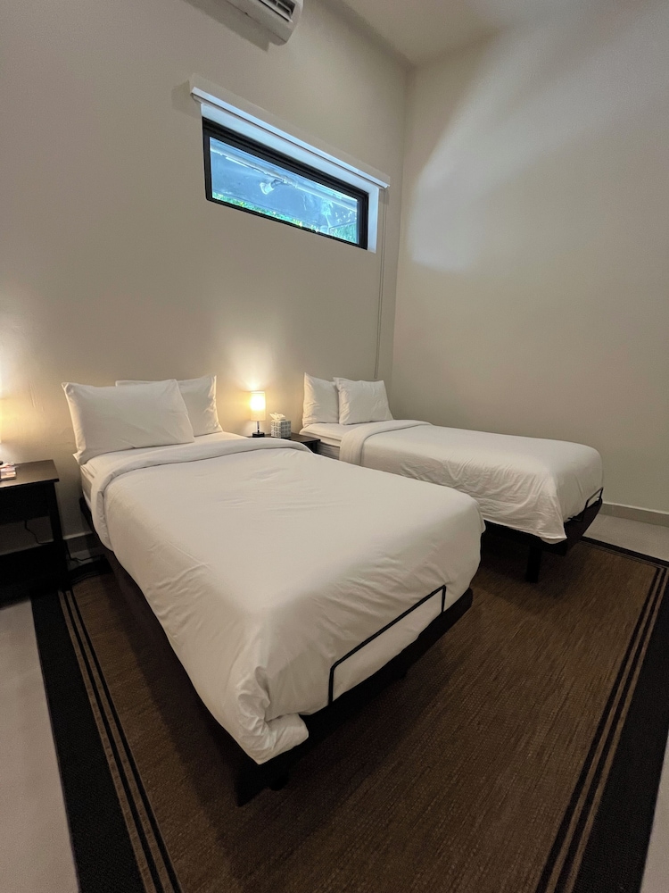 First Floor Deluxe Suite (2 Twin XLs or 1 King) photo 2