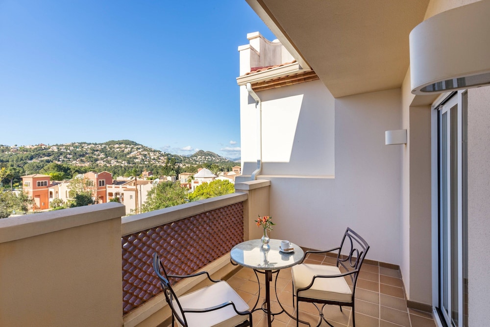 Standard Suite, 1 King Bed with Sofa bed, Balcony (View) thumbnail 5